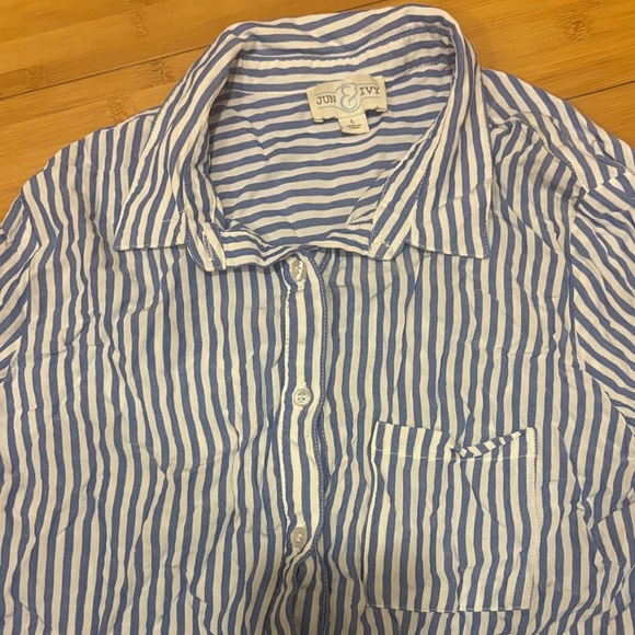 Elegant Striped Button-Down Shirt - Picture 3 of 3